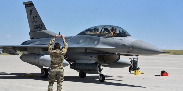 الإتحاد الأوروبي | بدء تدريب الطيارين الأوكرانيين على مقاتلات F-16 Fighting Falcon أمريكية الصنع.
