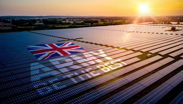 بريطانيا | بدء العمل في مزرعة شمسية ضخمة للجيش البريطاني كجزء من مشروع PROMETHEUS للطاقة المتجددة.