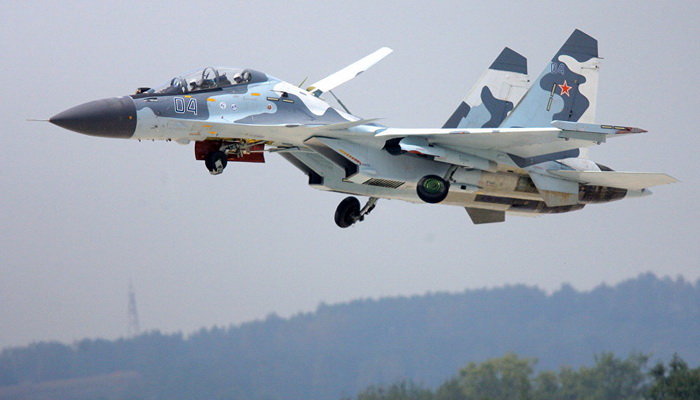 مقاتلة سوخوي روسية تعترض طائرة تجسس أمريكية حاولت اختراق الاجواء الروسية