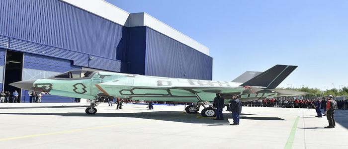 إيطاليا تطرح أول طائرة F-35B من تجميعها.