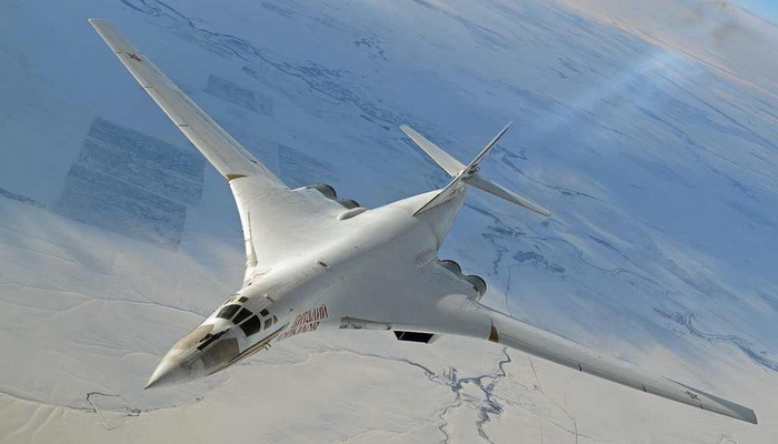 تحليق قاذفتين روسيتين من طراز "تو-160" وفق القواعد الدولية يثير قلق الناتو.