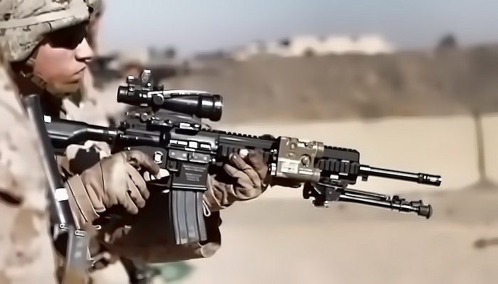 الجيش الأمريكي يتعاقد لتوفير النسخة الأحدث من بنادق الهجوم الآلية M16A4.