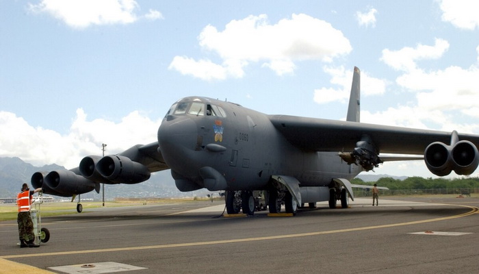 القوات الجوية الأمريكية تنقل قاذفة بي 52 B-52 Stratofortress إلى اليونان لأول مرة.
