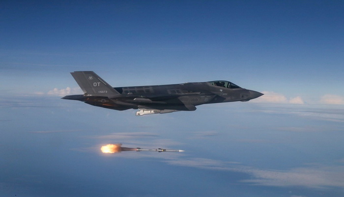 سلاح الجو الأمريكي يمنح عقدًا ضخماً لشركة Raytheon لتزويدها بصواريخ أمرام AMRAAM.