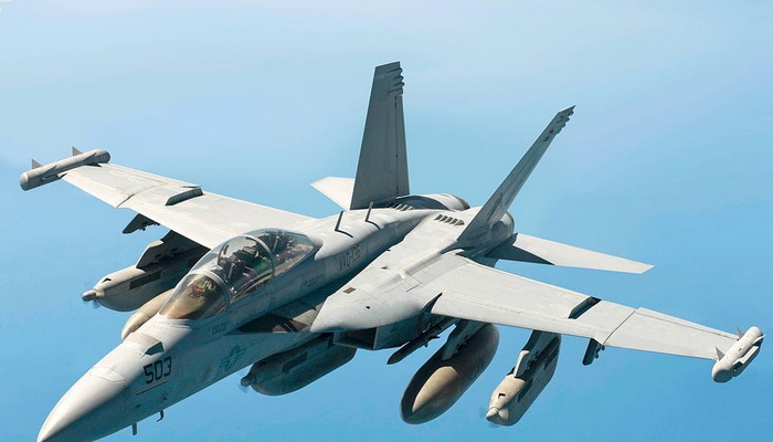 البحرية الأمريكية تجري إختباراً لأثنين من مقاتلات EA-18G للتحكم عن بعد في رحلات تجريبية باستخدام أنظمة بدون طيار.