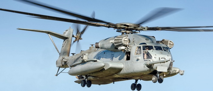 مركز الحرب الجوية البحرية الأمريكية يشارك في اختبار طائرة هليكوبتر طراز CH-53K.