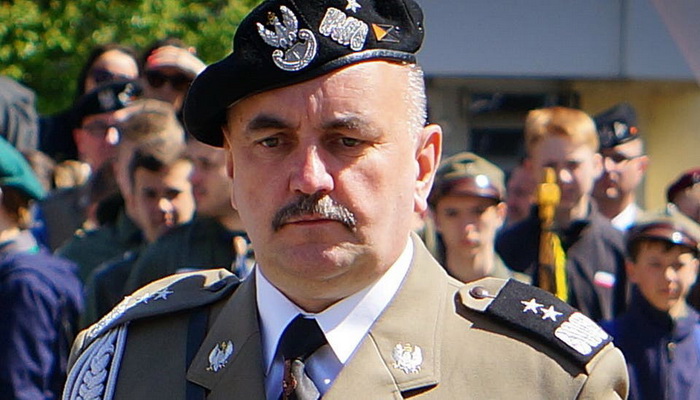 الجنرال ياروسلاف ميكا وزير الدفاع البولندي