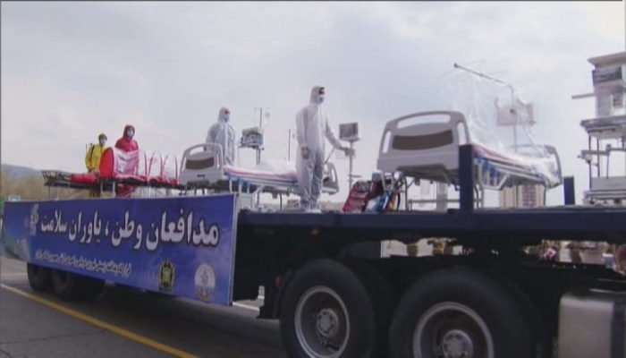 إيران تستعرض عربات ومعدات طبيّة في يوم العيد الوطني للجيش.