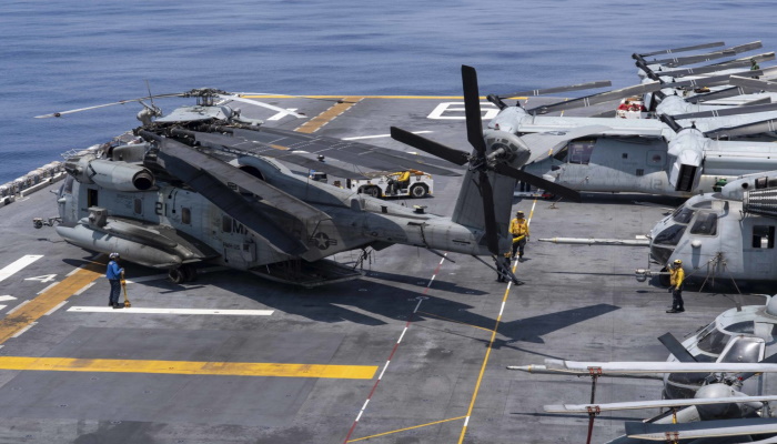 سفينة الهجوم البرمائية  USS America تجري عمليات طيران ضخمة في بحر الصين الجنوبي.