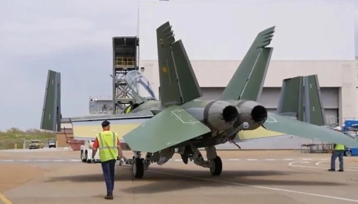 بوينغ الدفاع تطلق أول طائرة إختبارمن طراز F / A-18 Block III Super Hornet.