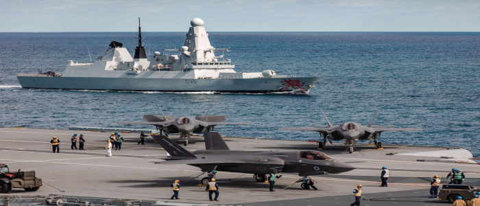حاملة الطائرات الملكية البريطانية إليزابيث تتعامل مع "الطائرات المعادية"خلال تدريبات المحيط القرمزي.