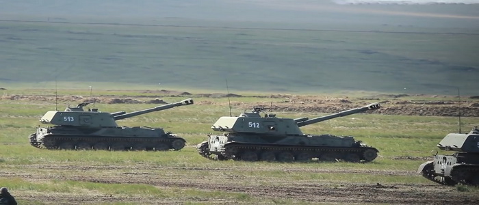 قوات المدفعية الروسية للجيش 41 تنجز مهامها بمدافع هاوتزر Msta-B في تدريبات سيبيريا.