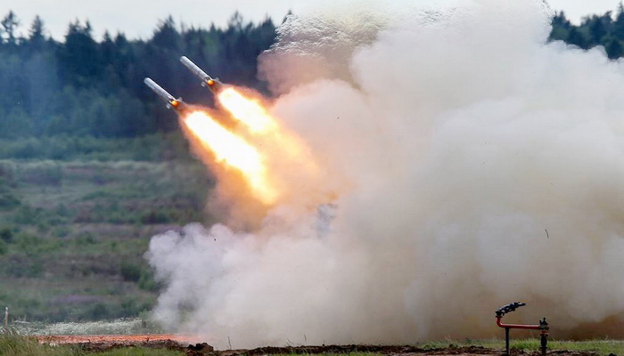 مناورات بالذخيرة الحية لأطقم أنظمة قاذفات الصواريخ الحرارية الروسية TOS-1A Solntsepyok.