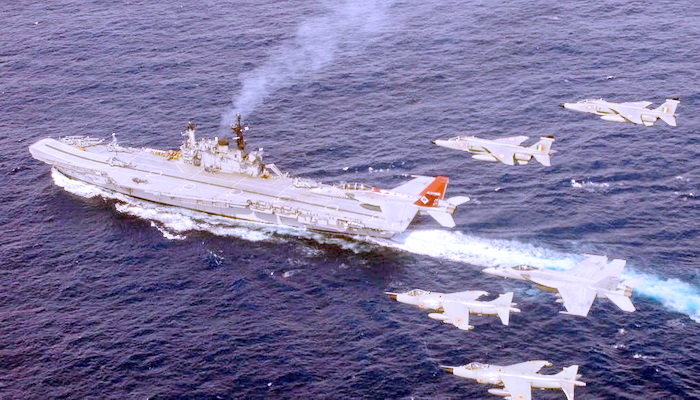حاملة الطائرات البحرية الهندية السابقة INS Viraat (HMS Hermes السابقة) تخضع للتفكيك.