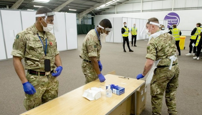الجيش البريطاني يبدأ الاختبارات الجماعية لفيروس كورونا في ليفربول.