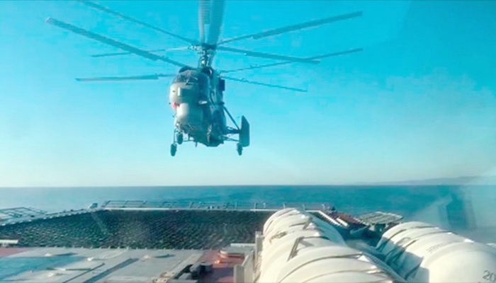 الأسطول الروسي يختبر آلية هبوط وإقلاع المروحيات على واحدة من أحدث سفنه الصاروخية.