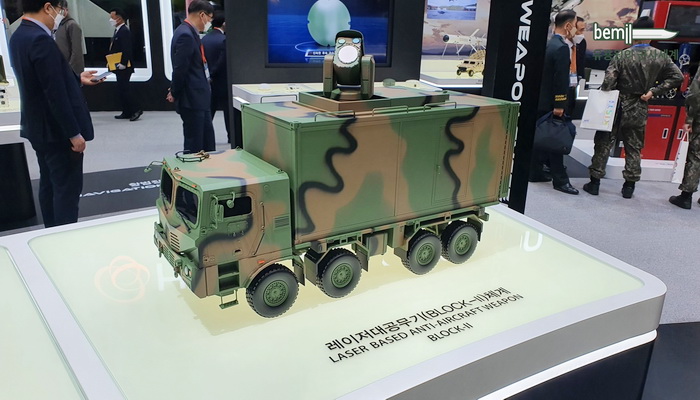 شركة Hanwha تعرض نماذج من أنظمة الأسلحة القائمة على الليزر خلال معرض دفاع DX Korea 2020.