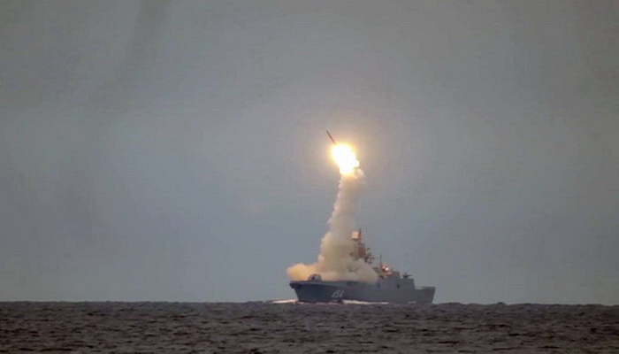 الفرقاطة الروسية تختبر بنجاح إطلاق صاروخ تسيركون Tsirkon الفرط صوتي في البحر الأبيض.