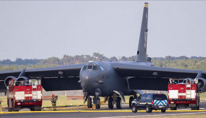 قاذفة أمريكية من نوع B-52 أمريكية تعلن حالة الطوارئ فوق سماء المملكة المتحدة.