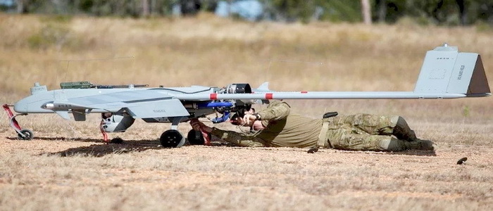 أستراليا | تدريب على القصف المدفعي بالذخيرة الحية بتوجيه من طائرات بدون طيار Shadow 200 UAV.