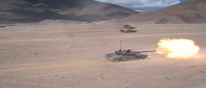 الهند | مناورات بالعربات المدرعة والدبابات T-72 و T-90 في منطقة لداخ الجبلية المتنازع عليها مع الصين.
