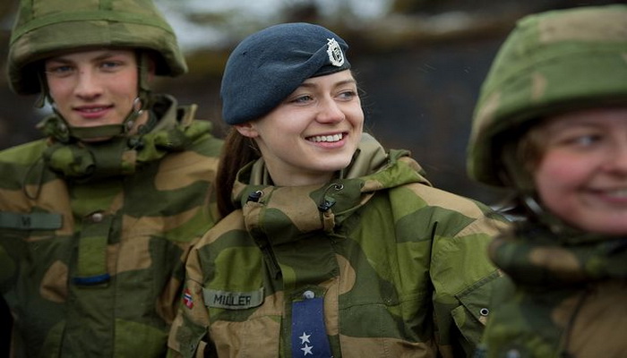 النرويج | الجيش النرويجي يطلق تجربة الجمع بين الرجال والنساء في ثكنات مشتركة.