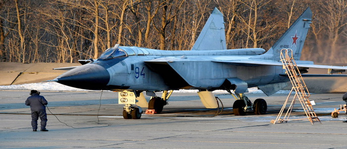 روسيا | المقاتلات الإعتراضية بعيدة المدى MiG-31BM تتزود بصواريخ R-74M قصيرة المدى.