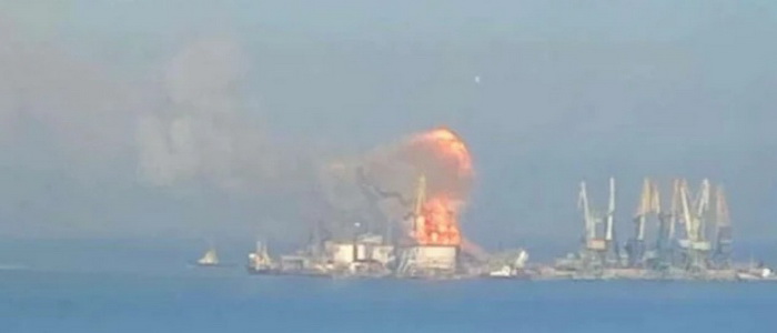 أوكرانيا | إصابة سفينة إنزال روسية في ميناء بيرديانسك من قبل القوات المسلحة الأوكرانية.