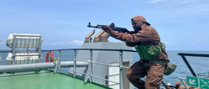 أنغولا | مشاة البحرية يتدربون على طرق مكافحة الأنشطة البحرية غير المشروعة بالشراكة مع مشاة البحرية الأمريكية.