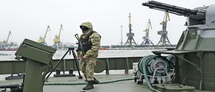 روسيا | الجيش الروسي يفتتح ممرًا إنسانيًا بحريًا يبلغ طوله 80 ميلًا بحريًا لتسيير السفن المحاصرة في الموانئ الأوكرانية.