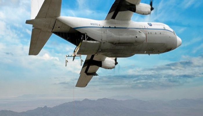 الولايات المتحدة | وكالة DARPA تنجح في اختبارات إستعادة طائرة UAV X-61A Gremlins لأول مرة بواسطة طائرة نقل C-130.