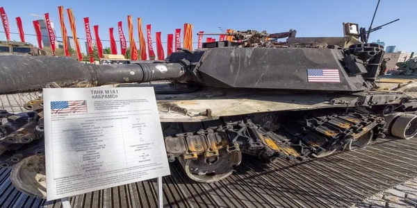 روسيا | خبراء روس يعاينون أسرار دبابة "أبرامز" أميركية تمت السيطرة عليها في منطقة العمليات العسكرية في أوكرانيا.