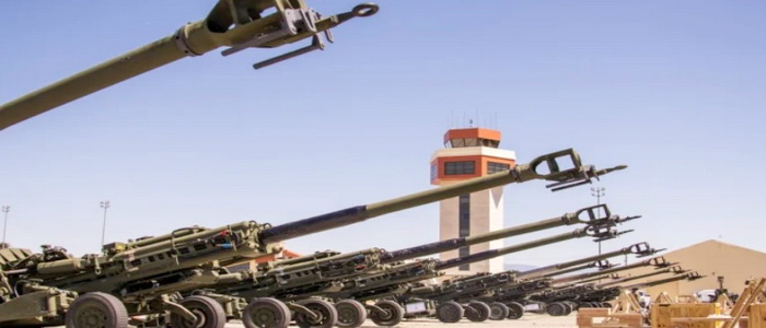 الولايات المتحدة | البنتاغون ينشر صورًا لنقل مدافع الهاوتزر M777 إلى أوكرانيا كجزء من أحدث حزم المساعدات العسكرية.