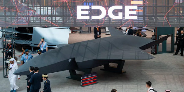 الإمارات | مجموعة "إيدج" تقدم المركبة الجوية القتالية المسيّرة "جنية" ضمن معروضاتها في معرض أيديكس 2023.