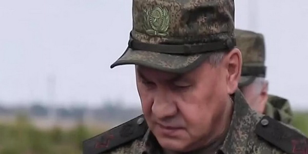 روسيا | وزير الدفاع الروسي يناقش تزويد القوات بالأسلحة في مقر المجموعة المشتركة للقوات.