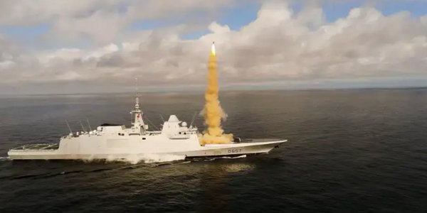 فرنسا | فرقاطة الدفاع الجوي التابعة للبحرية الفرنسية فريم FS لورين تطلق صاروخ أستر 30 في تجربة تشغيلية.