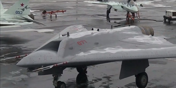 روسيا | بدء الإنتاج التسلسلي لمسيرة سوخوي أوخوتنيك S-70 Okhotnik UAV سيكون في غضون عامين.