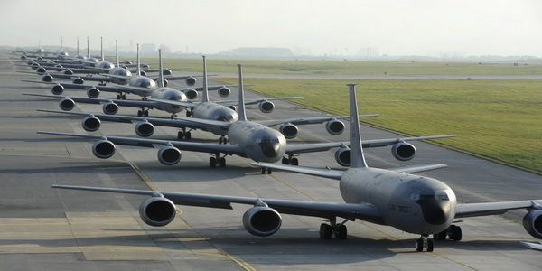 الولايات المتحدة | القوات الجوية الأمريكية تأمر بإجراء فحص على مستوى الأسطول لناقلات KC-135.