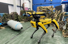 وزارة الدفاع البريطانية تختبر كلابًا روبوتية معززة بالذكاء الاصطناعي للكشف عن المتفجرات.