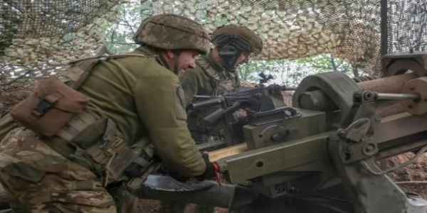 شدّد البيت الأبيض على أن الإجراء ينسجم مع سياسة الرئيس ترامب لإعادة تقييم المساعدات الخارجية وجعل أوروبا أكثر اعتمادًا على نفسها في الدفاع. الولايات المتحدة | وزارة الدفاع الأميركية تقلّص تدريجيًا مساعدات الأمن لدول الجوار الروسي.