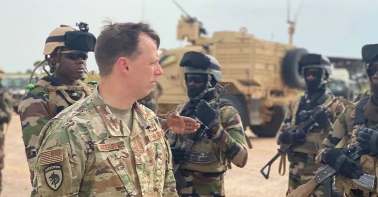 أثنى الجنرال أندرسون في البيان على الحفاوة التي حظي بها من القيادات الليبية في مختلف أنحاء البلاد، مبدياً انبهاره بمستوى القوات المسلحة الليبية على المستويات التكتيكية والعملياتية والاستراتيجية. ليبيا | قائد أفريكوم: مناورة (فلينتلوك) ستجرى في سرت وستكون خطوة نحو توحيد القوات المسلحة الليبية.