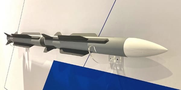 الولايات المتحدة | واشنطن تطلب تمويلاً ضخماً لتطوير صواريخ AIM-260 في مواجهة PL-15 الصينية.