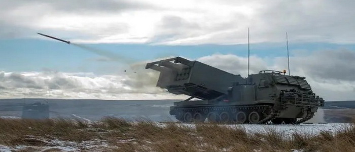 بريطانيا | ستسلم أنظمة صاروخية متعددة الإطلاق من طراز M270 وذخائر M31A1 إلى أوكرانيا.