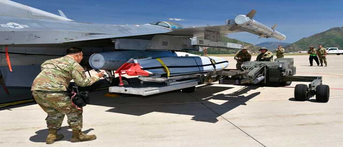الولايات المتحدة | سلاح الاحتياط التابع للقوات الجوية الأمريكية يجري اختبارًا حاسمًا بطائرات F-16 Block 30 القديمة مع حمولة صاروخ جو-أرض مشترك [JASSM].