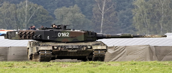 إسبانيا | التفاوض على شحن دبابات Leopard 2A4 و M113 إلى أوكرانيا والموافقة الألمانية وتكلفة الإصلاح تجعل عملية النقل صعبة.