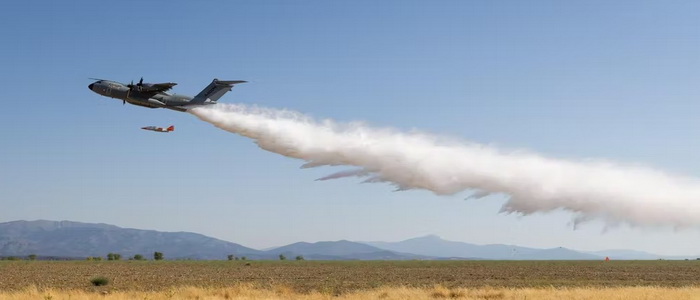 أسبانيا | إيرباص تختبر بنجاح طائرة A400M "القاذفة المائية" في دور أدوات إطفاء الحريق القابلة للإزالة.