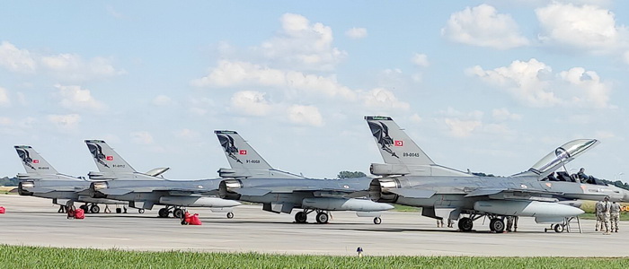 الولايات المتحدة | تنشر طائرات مقاتلة من طراز F-22 في القاعدة الجوية التكتيكية الثانية والثلاثين بولندا.