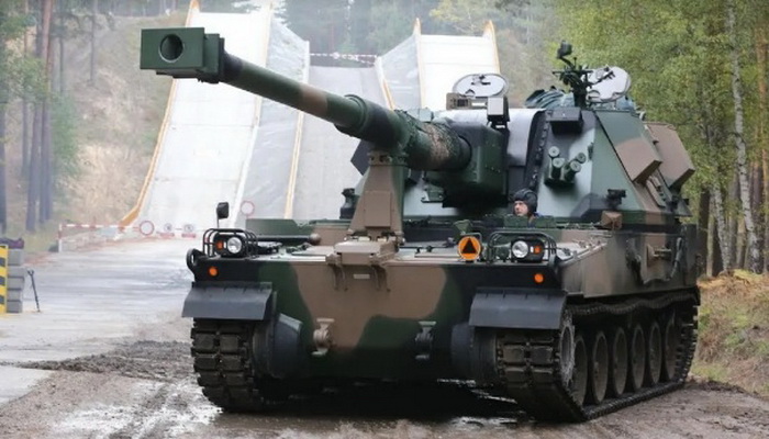 بولندا | توقيع عقد مدفعية هاوتزر K9 Thunder ذاتية الدفع عيار 155 ملم لتعزيز القدرات الدفاعية للقوات المسلحة البولندية.