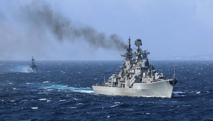 روسيا | المدمرة "الأدميرال أوشاكوف" تصيب هدفا بصاروخ "كروز" في بحر بارنتس.