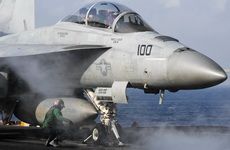 البحرية الأمريكية تمنح شركة Raytheon عقداً لتطوير نموذج أولي للحرب الإلكترونية المتقدمة.